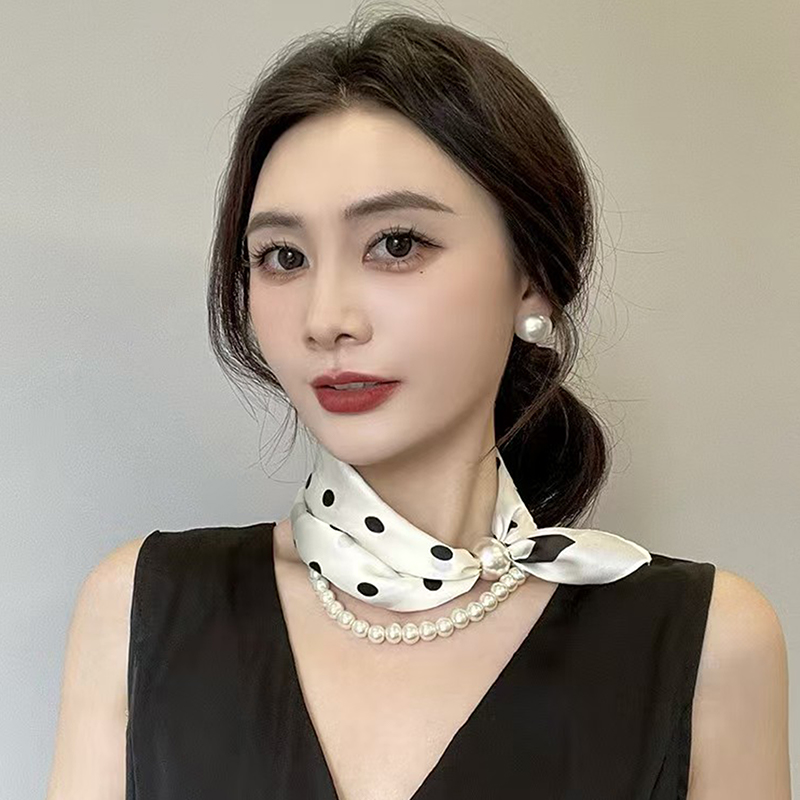 Satijnen halssjaal met parelke - Pearl Trim Chain recensie en prijs