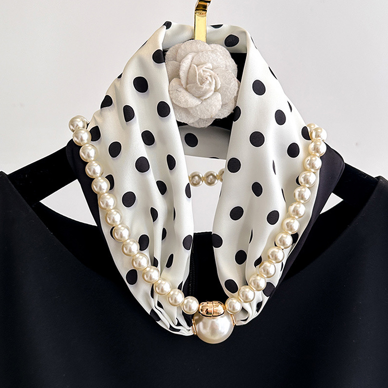 Satijnen halssjaal met parelke - Pearl Trim Chain recensie en prijs
