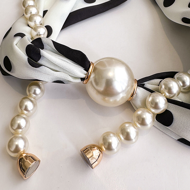 Satijnen halssjaal met parelke - Pearl Trim Chain recensie en prijs